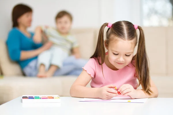 小さな女の子は粘土で遊んでいます。 — ストック写真