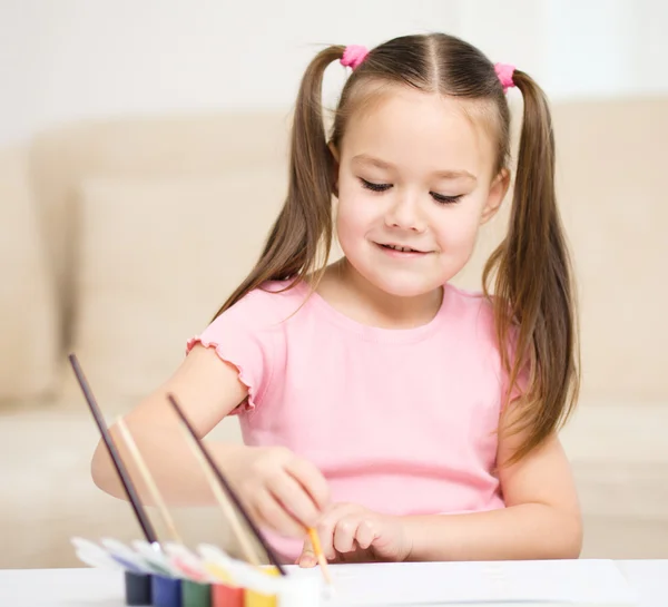 Lindo niño alegre jugar con pinturas — Foto de Stock