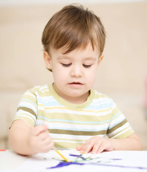 Kleine jongen speelt met verf — Stockfoto