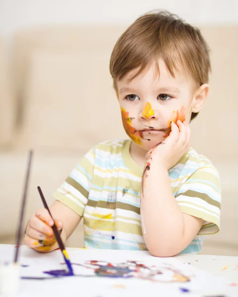 Küçük çocuk boyalar ile oynuyor — Stok fotoğraf