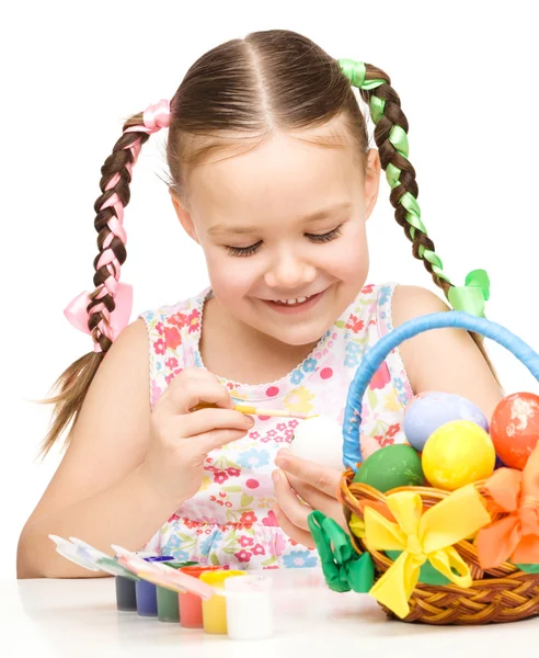 Klein meisje voorbereiding van eieren voor Pasen — Stockfoto
