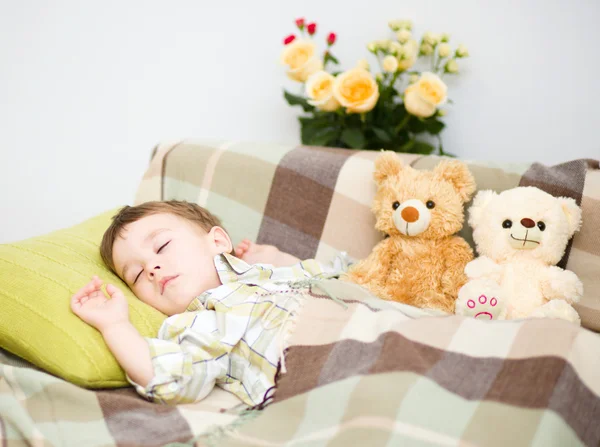 Lindo niño está durmiendo —  Fotos de Stock