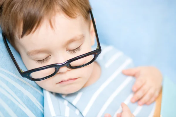 Niedlicher kleiner Junge schläft — Stockfoto