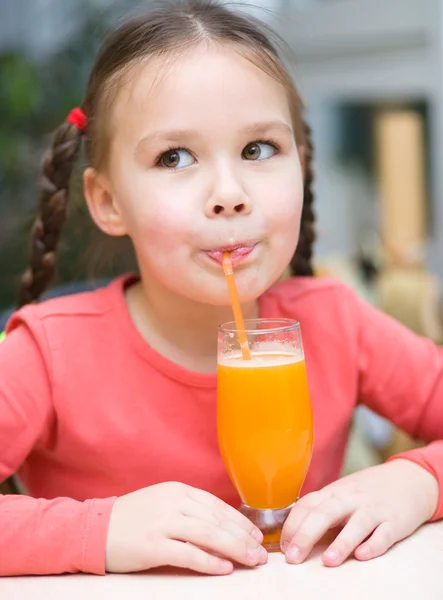 Holčička je pít pomerančový džus — Stock fotografie