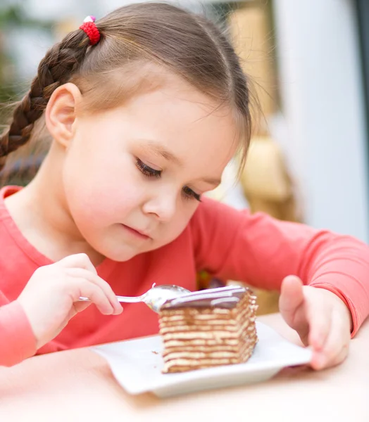 Ragazzina sta mangiando torta in salotto — Foto Stock