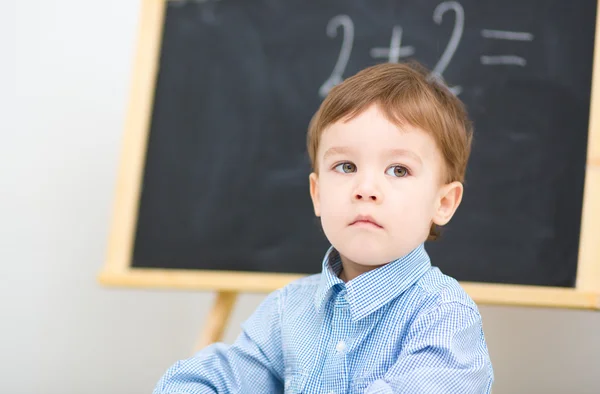 El niño está sentado en la lección de matemáticas. — Foto de Stock