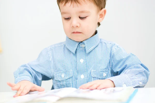 Kleiner Junge liest Buch — Stockfoto