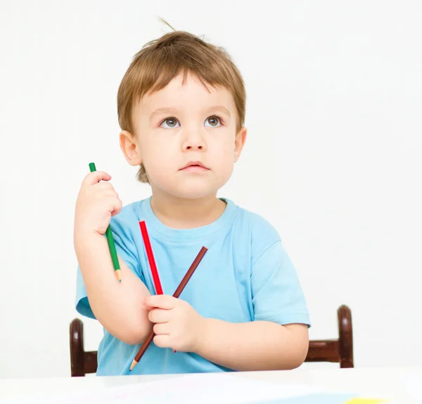 小さな男の子は白い紙の上に描画します。 — ストック写真