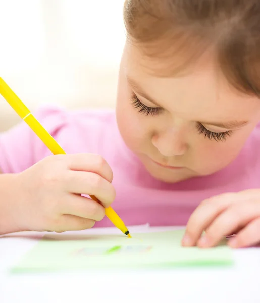 Lindo dibujo alegre del niño usando la pluma de fieltro-punta —  Fotos de Stock