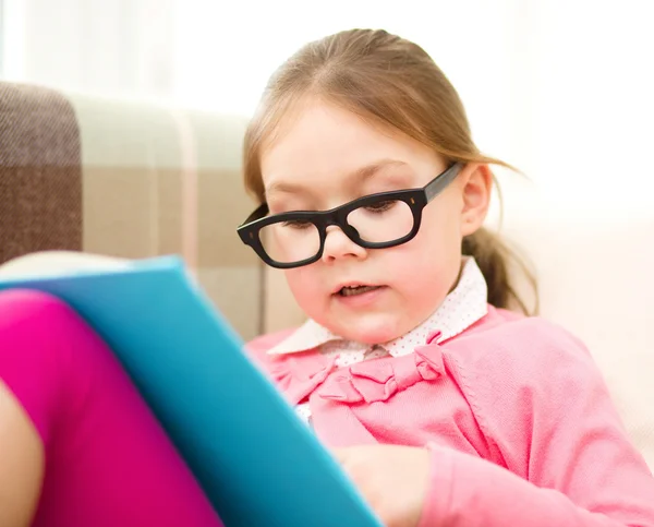 Klein meisje is het lezen van een boek — Stockfoto