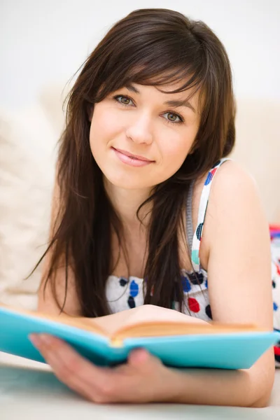 La mujer está leyendo un libro — Foto de Stock