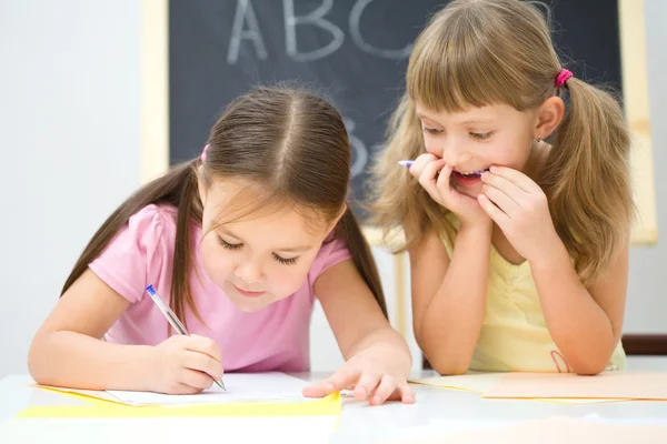 Μικρά κορίτσια γράφουν χρησιμοποιώντας ένα στυλό — Φωτογραφία Αρχείου