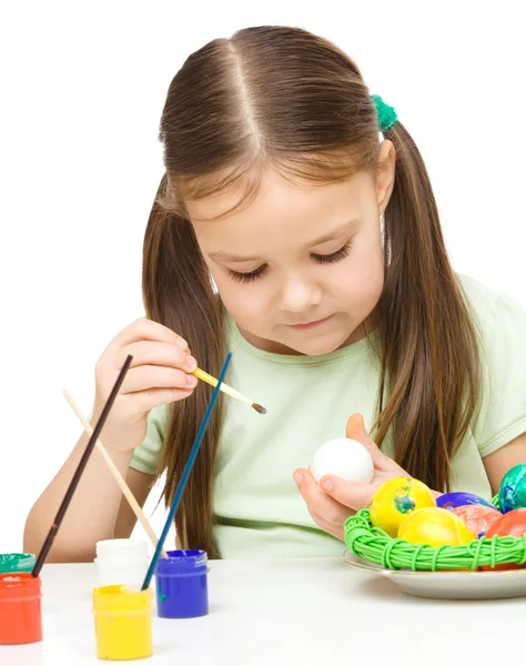 Kleines Mädchen bemalt Eier und bereitet sich auf Ostern vor — Stockfoto