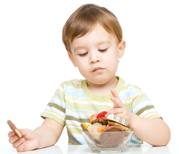 Retrato de um menino com biscoitos — Fotografia de Stock