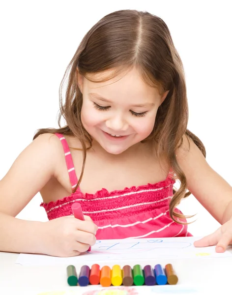 Küçük kız renkli boya kalemi kullanarak çizim — Stok fotoğraf
