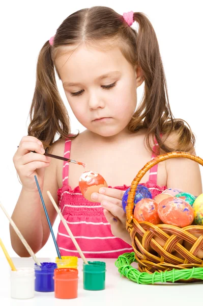 Menina está pintando ovos se preparando para a Páscoa — Fotografia de Stock