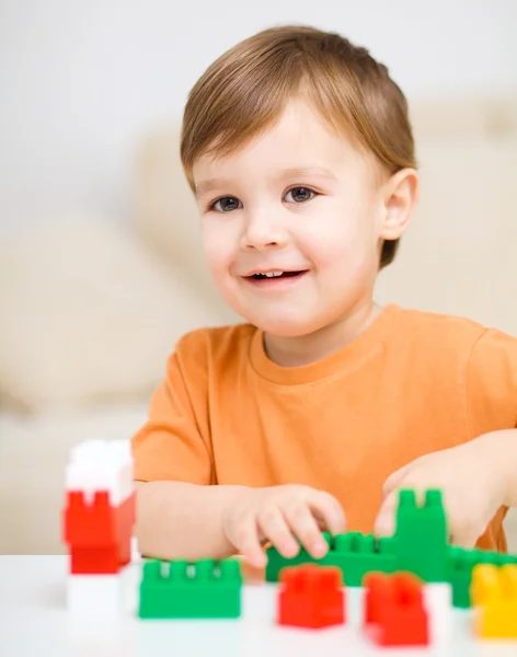 Menino está brincando com blocos de construção — Fotografia de Stock