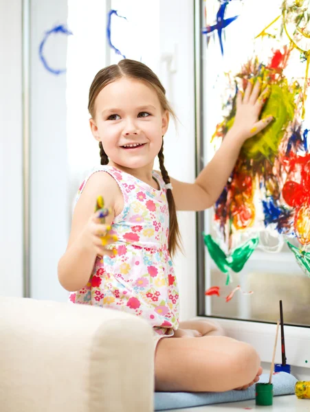 Retrato de uma menina bonita brincando com tintas — Fotografia de Stock