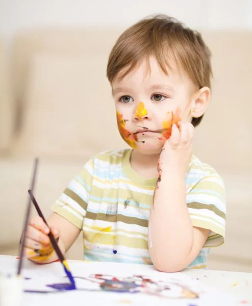 Мальчик играет с красками. — стоковое фото