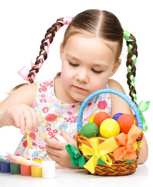 Klein meisje is schilderij eieren voorbereiden voor Pasen — Stockfoto