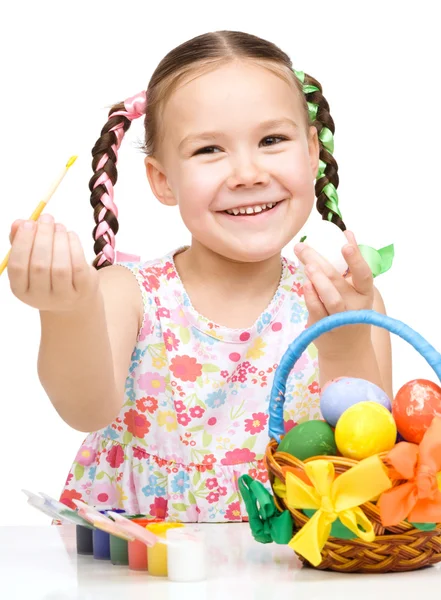 Kleines Mädchen bereitet Eier für Ostern vor — Stockfoto