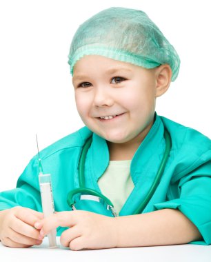 sevimli küçük kız doktor şırınga ile oynuyor