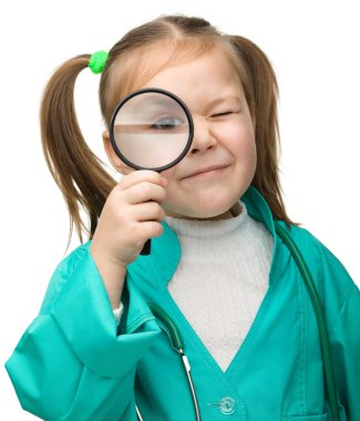sevimli küçük kız doktor oynuyor