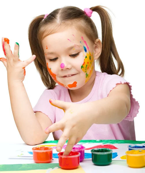 Портрет милой девушки, играющей с красками — стоковое фото