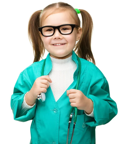 Carino bambina sta giocando medico — Foto Stock