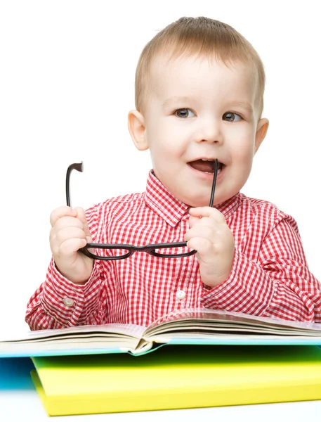 Niño pequeño jugar con el libro — Foto de Stock