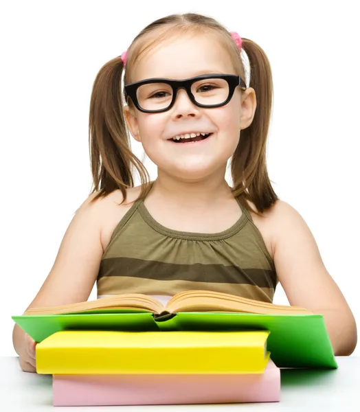 La niña está leyendo un libro. — Foto de Stock