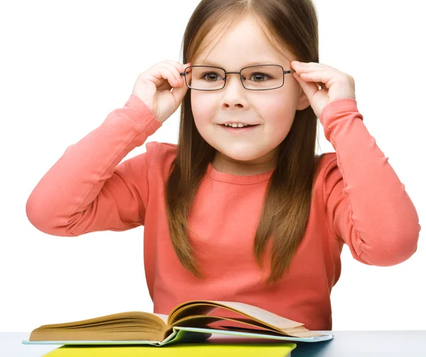 Menina está lendo um livro — Fotografia de Stock