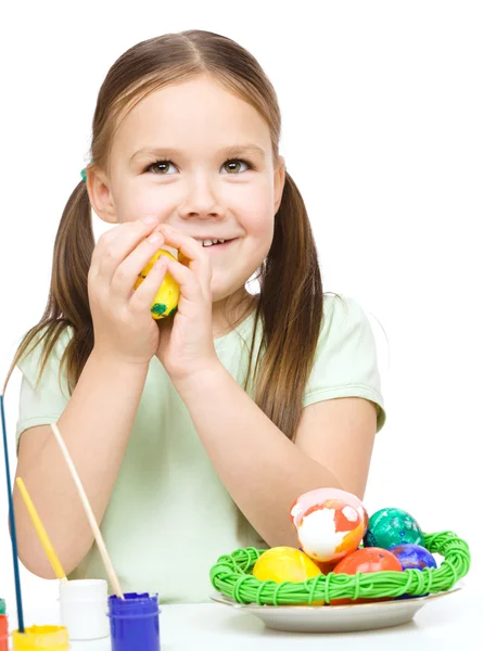 Klein meisje is schilderij eieren voorbereiden voor Pasen — Stockfoto