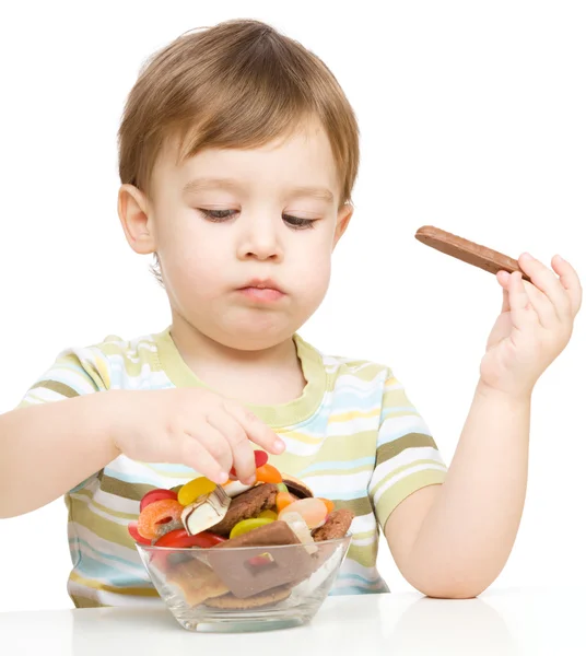 Portret van een jongen met cookies — Stockfoto