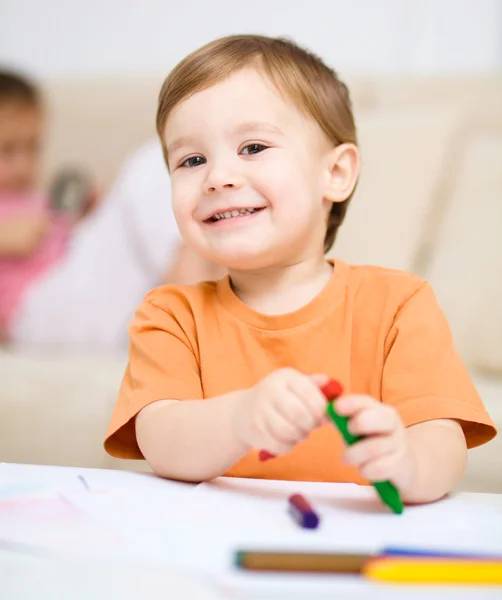 Kleine jongen loopt op wit papier — Stockfoto