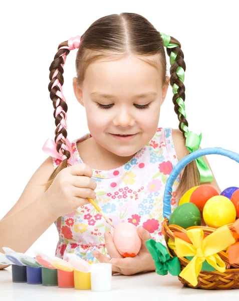 Niña está pintando huevos preparándose para Pascua —  Fotos de Stock