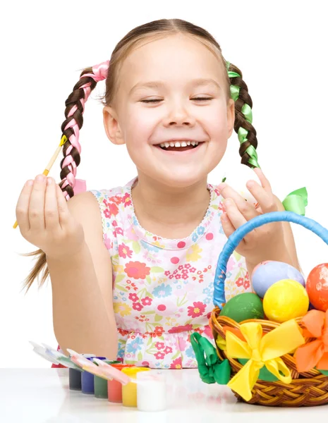 Kleines Mädchen bemalt Eier und bereitet sich auf Ostern vor — Stockfoto