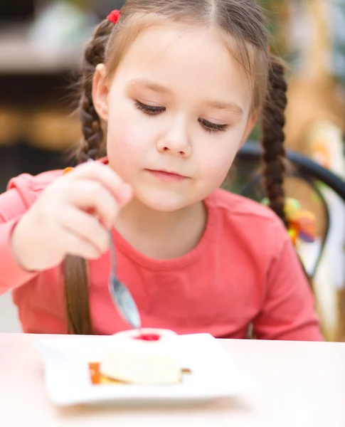 Küçük kız salonunda pasta yiyor — Stok fotoğraf