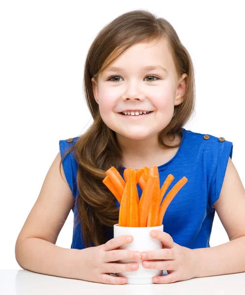 Linda niña está comiendo zanahoria — Foto de Stock