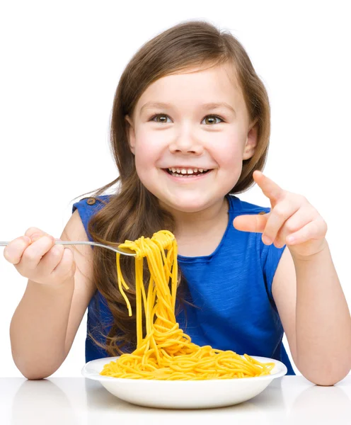 Маленькая девочка ест спагетти — стоковое фото