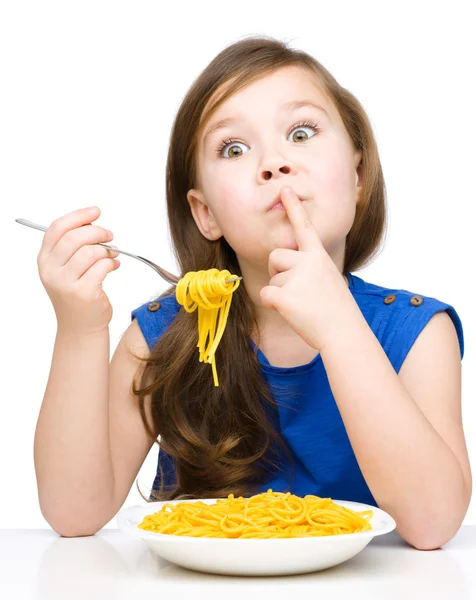 Liten flicka äter spaghetti — Stockfoto