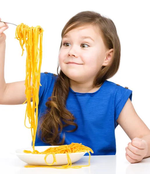 La niña está comiendo espaguetis. — Foto de Stock
