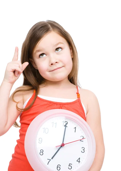 小さな女の子は、大時計を保持しています。 — ストック写真