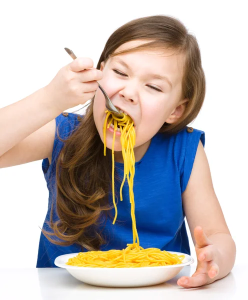 Dziewczynka jest jedzenie spaghetti — Zdjęcie stockowe