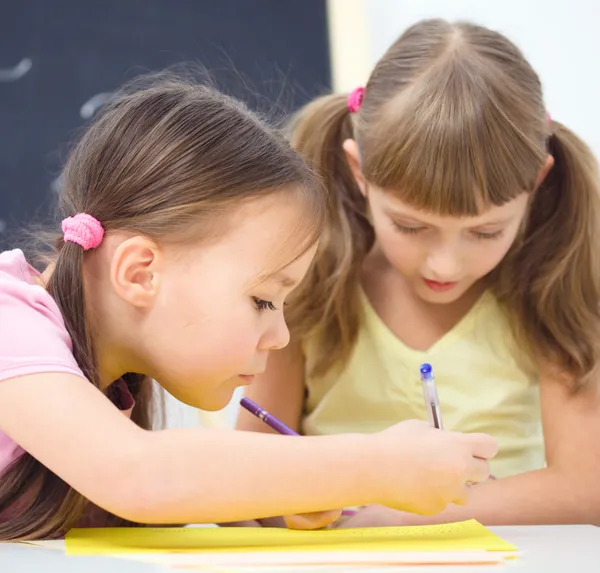 Kleine Mädchen schreiben mit einem Stift — Stockfoto