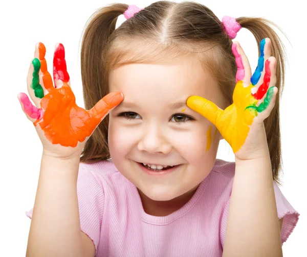 Portrét roztomilá dívka hraje s barvami — Stock fotografie