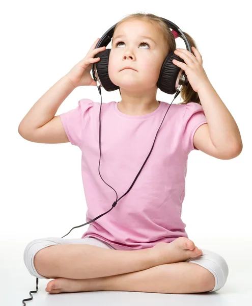 Carino bambina godendo la musica con le cuffie — Foto Stock