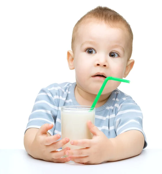 Menino bonito com um copo de leite — Fotografia de Stock