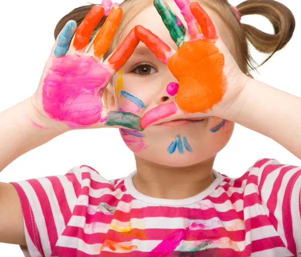 Retrato de uma menina bonita brincando com tintas — Fotografia de Stock