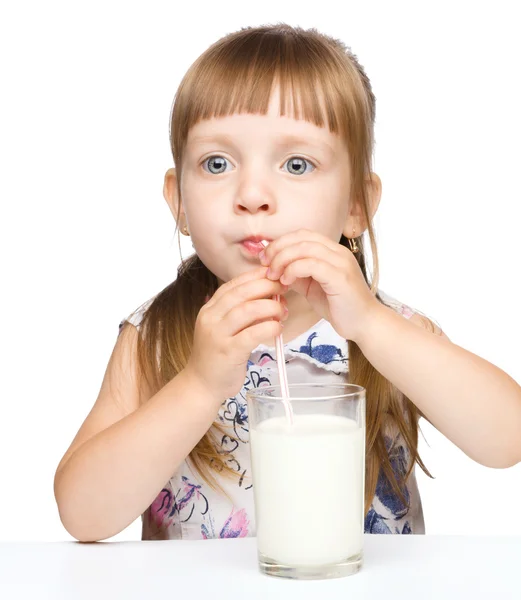 Schattige kleine jongen met een glas melk — Stockfoto
